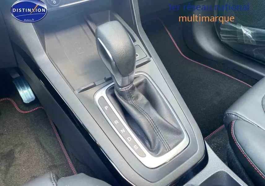 Le levier de vitesse automatique en cuir noir de la Ford Puma 2026 avec surpiqûres rouges visibles sur les sièges et tapis.