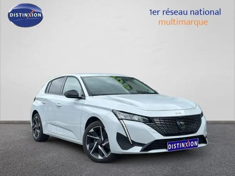 Peugeot 308 blanc Okénite vue 3/4 avant droit, calandre noire distinctive et jantes alliage modernes.