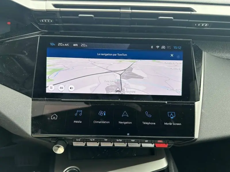 Écran tactile central de la Peugeot 308 blanc Okénite, affichant la navigation TomTom en vue frontale.
