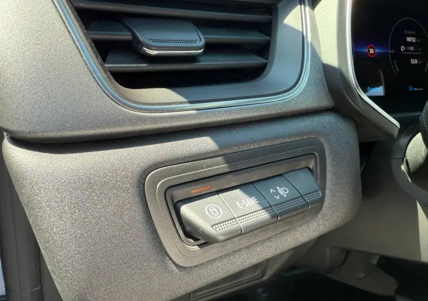 Détail du tableau de bord côté gauche du Renault Captur 2025 avec commandes E-SAVE et réglage des phares.
