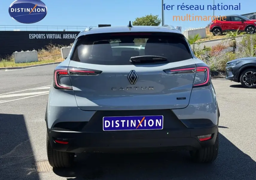 Vue arrière d'un Renault Captur 2025 gris Rafale métallisé avec feux arrière LED et toit noir étoilé.