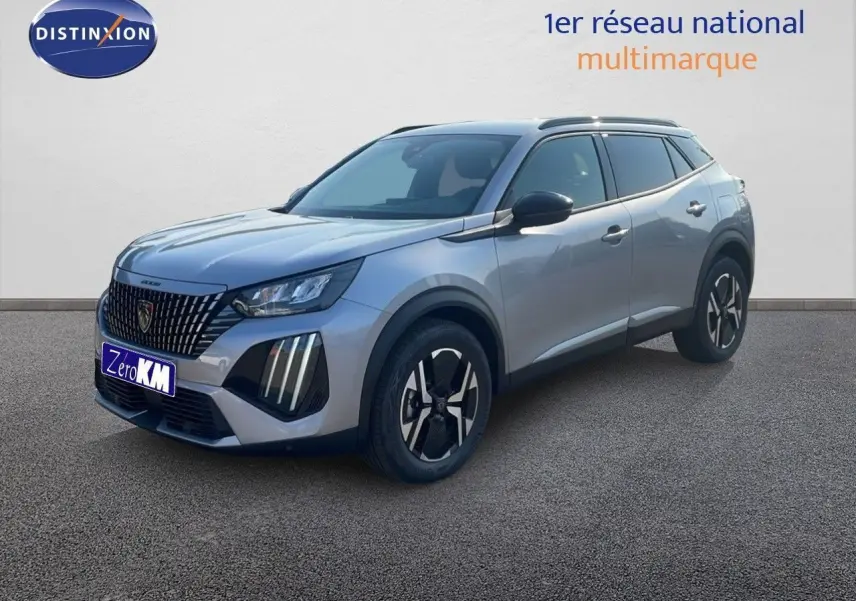 Peugeot 2008 Hybrid gris Artense métal en 3/4 avant droit avec jantes noires et détails LED distinctifs.