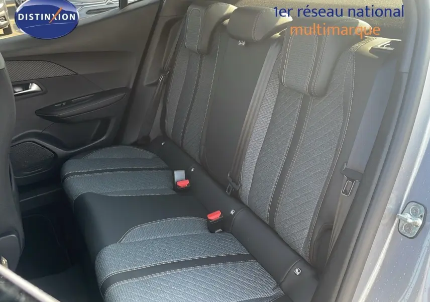 Vue intérieure côté arrière droit des sièges arrière gris et noir du Peugeot 2008 Hybrid 2025 finition Allure.