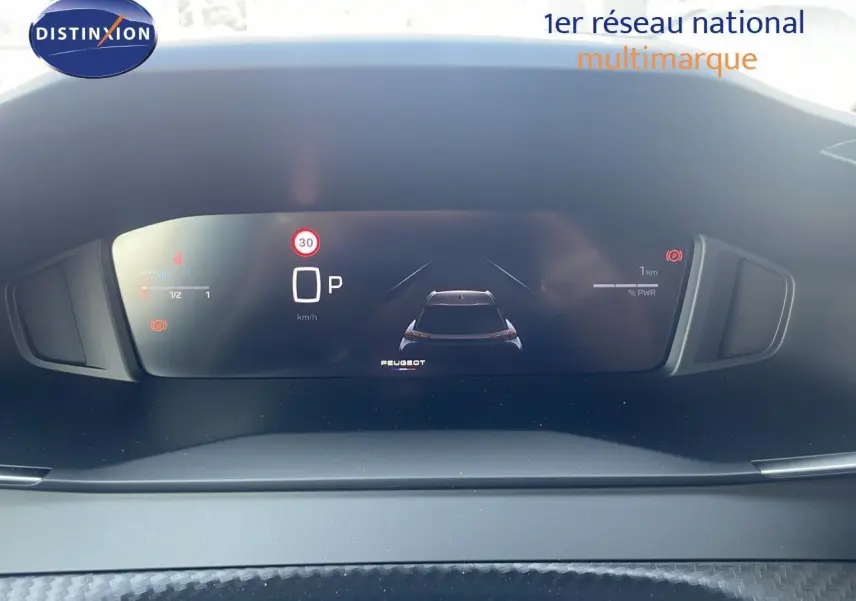 Tableau de bord numérique du Peugeot 2008 Hybrid 136ch, affichant la vitesse et l'état du véhicule en vue frontale.