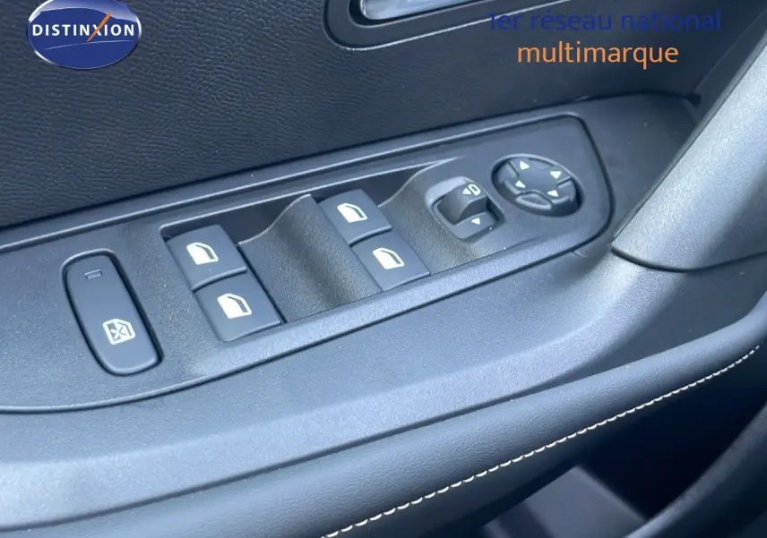 Commandes des vitres électriques et réglage des rétroviseurs sur la porte côté conducteur d'un Peugeot 2008 gris Artense 2025.