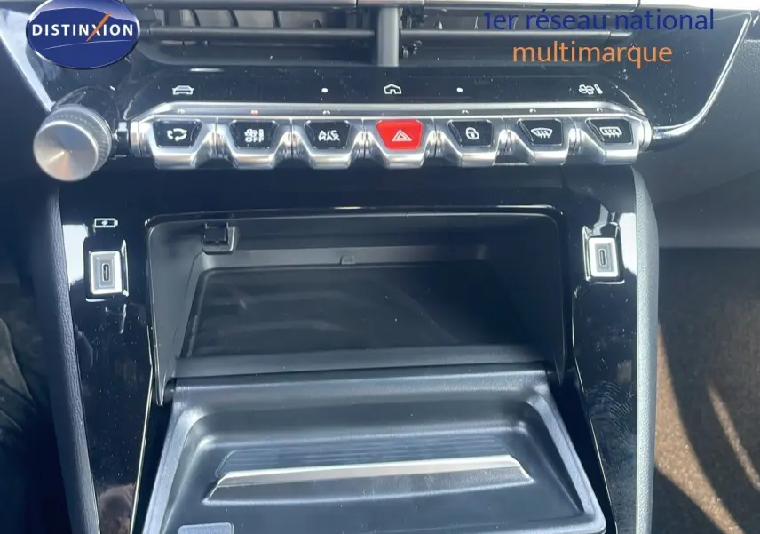 Console centrale du Peugeot 2008 Hybrid 136ch Allure 2025 avec rangements et boutons de commande en ligne chromés.
