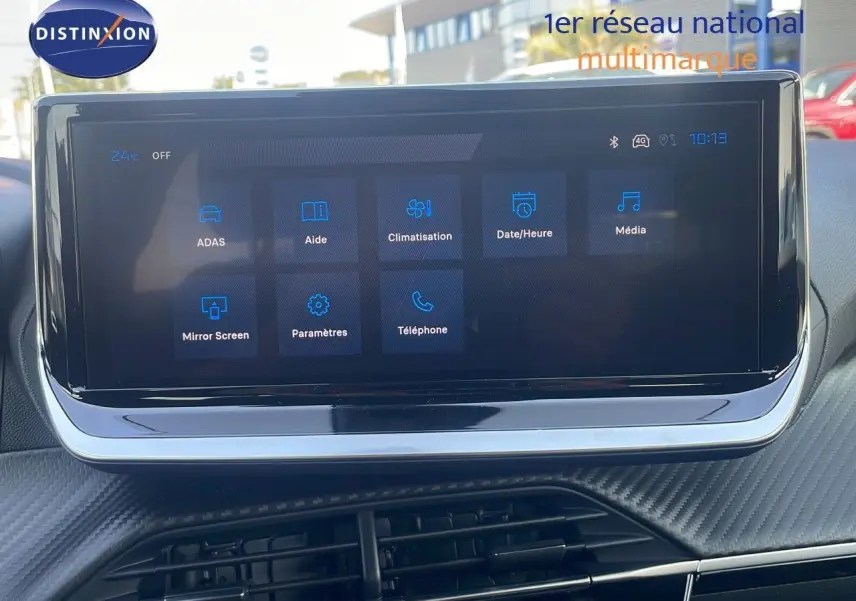 Écran tactile central affichant les options de climatisation et médias dans le Peugeot 2008 Hybrid 2025.