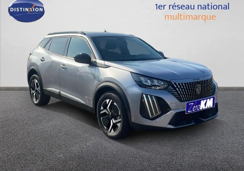 Peugeot 2008 Hybrid 136ch gris Artense métal en 3/4 avant droit avec calandre distinctive et jantes bicolores.