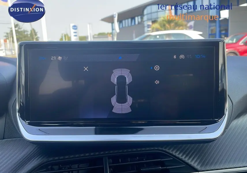 Écran tactile central affichant l'aide au stationnement dans l'habitacle d'un Peugeot 2008 gris Artense 2025.