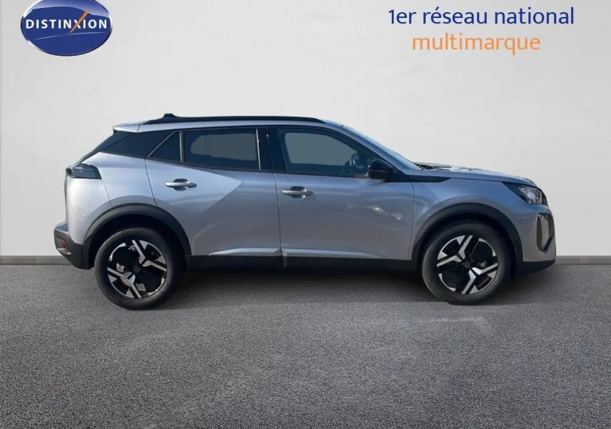 Peugeot 2008 Hybrid gris Artense métal en profil droit, soulignant ses jantes noires et lignes modernes.