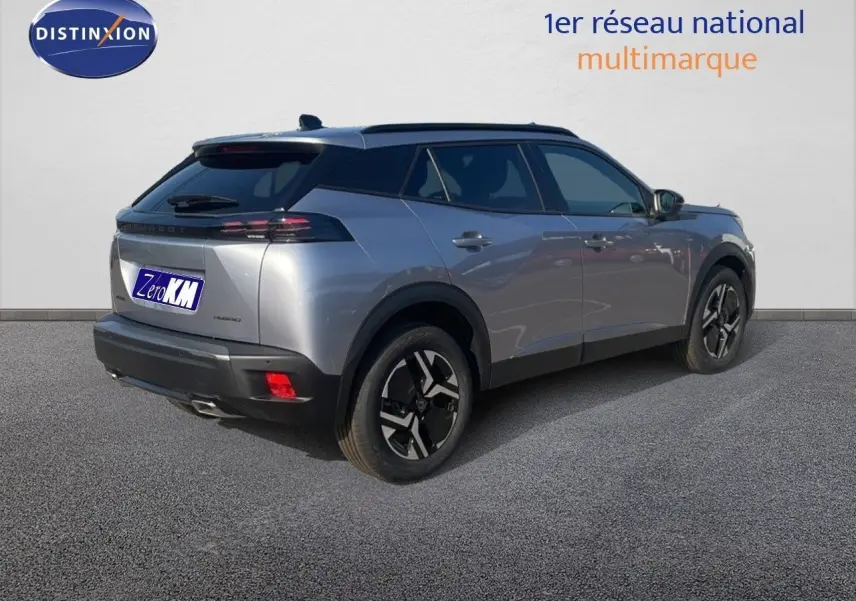 Peugeot 2008 Hybrid gris Artense en 3/4 arrière droit, avec jantes noires et toit noir contrasté.