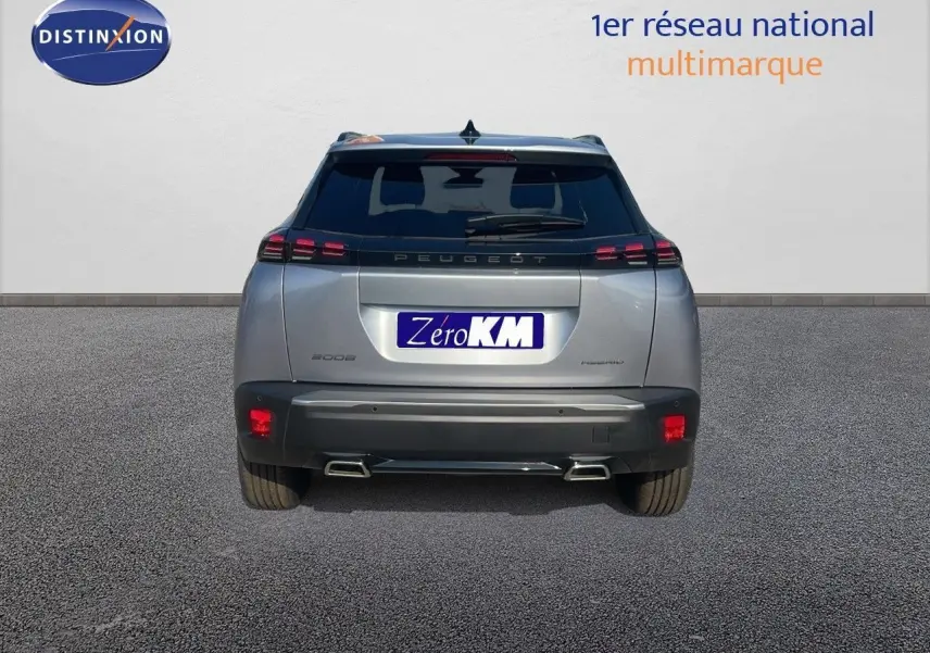 Vue arrière d'un Peugeot 2008 gris Artense Métal avec feux LED et double sortie d'échappement chromée.