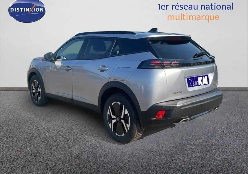 Peugeot 2008 Hybrid gris Artense métal en 3/4 arrière droit, avec toit noir et feux LED distinctifs.
