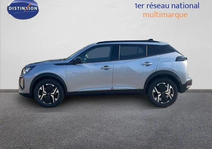 Peugeot 2008 Hybrid gris Artense métal vue de profil côté gauche, roues noires à jantes bicolores, silhouette compacte.