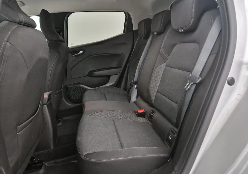 Vue intérieure montrant la banquette arrière en tissu gris foncé de la Renault Clio V 1.0 TCE 90 Zen, côté droit ouvert.