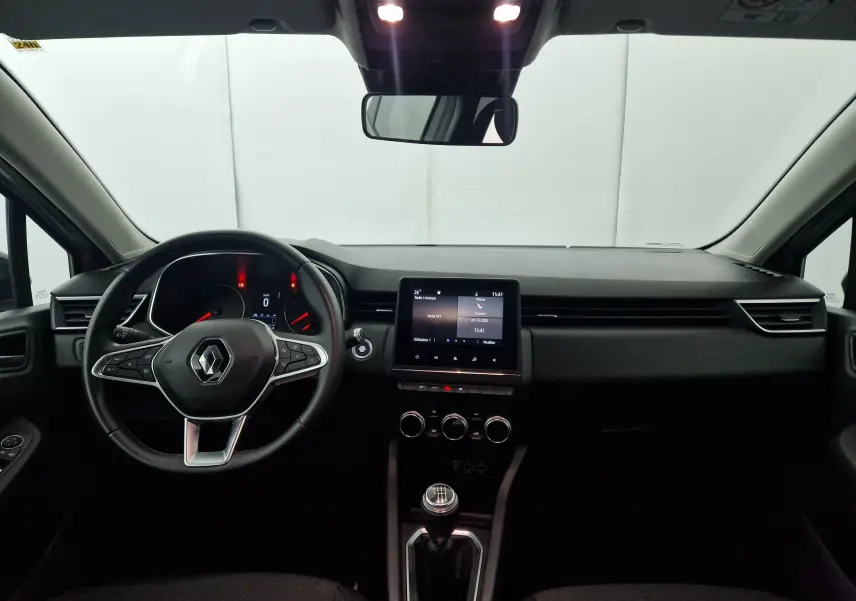 Vue intérieure avant de la Renault Clio V 1.0 TCE 90 Zen 2021, tableau de bord noir avec écran tactile et levier de vitesse manuel.