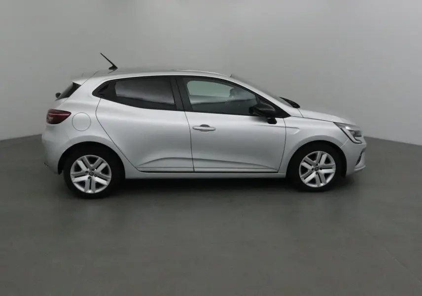 Profil côté droit d'une Renault Clio V gris platine 2021, compacte et moderne, sur fond neutre intérieur.