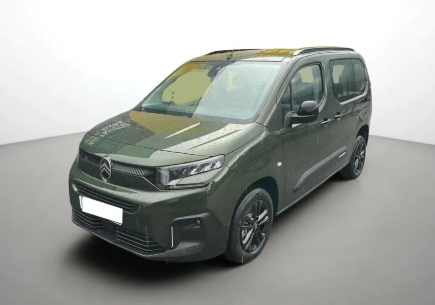 Citroën Berlingo BlueHDi 130 2025 en Sirkka green, vue 3/4 avant droit avec pluie sur la carrosserie.