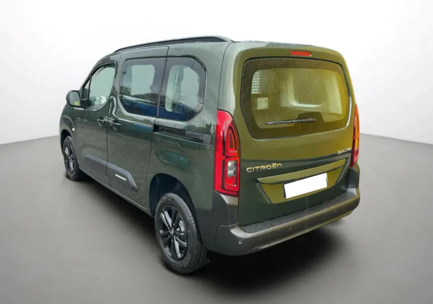 Vue 3/4 arrière du Citroën Berlingo BlueHDi 130 EAT8 Max 2025 en vert Sirkka avec vitres teintées et jantes noires.
