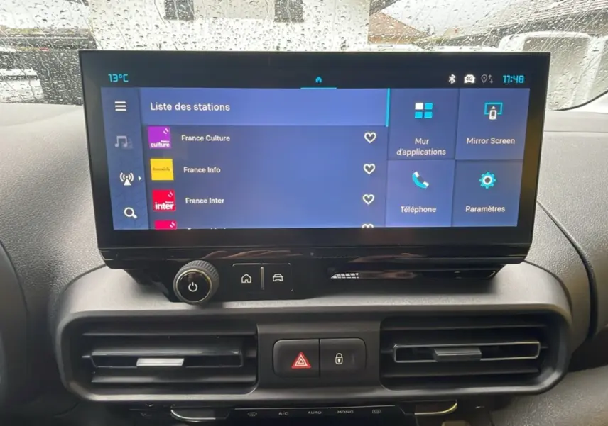 Écran tactile central du tableau de bord du Citroën Berlingo Sirkka green 2025, affichant la liste des stations radio