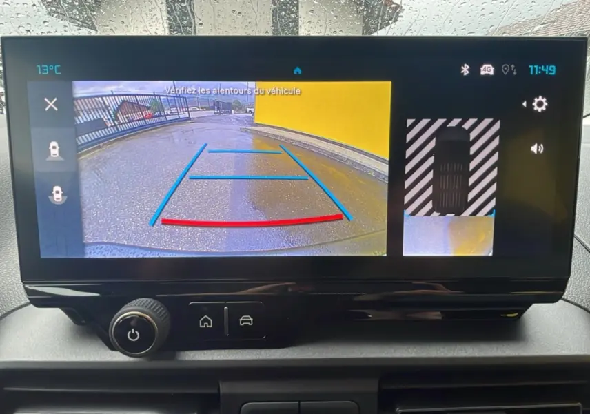 Écran multimédia du Citroën Berlingo 2025 affichant la caméra de recul avec lignes de guidage et vue 360° du véhicule.