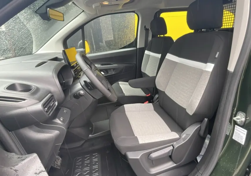 Intérieur du Citroën Berlingo BlueHDi 130 EAT8 Max 2025, vue côté conducteur, sièges bi-ton gris et noir, volant et tableau de bord visibles.