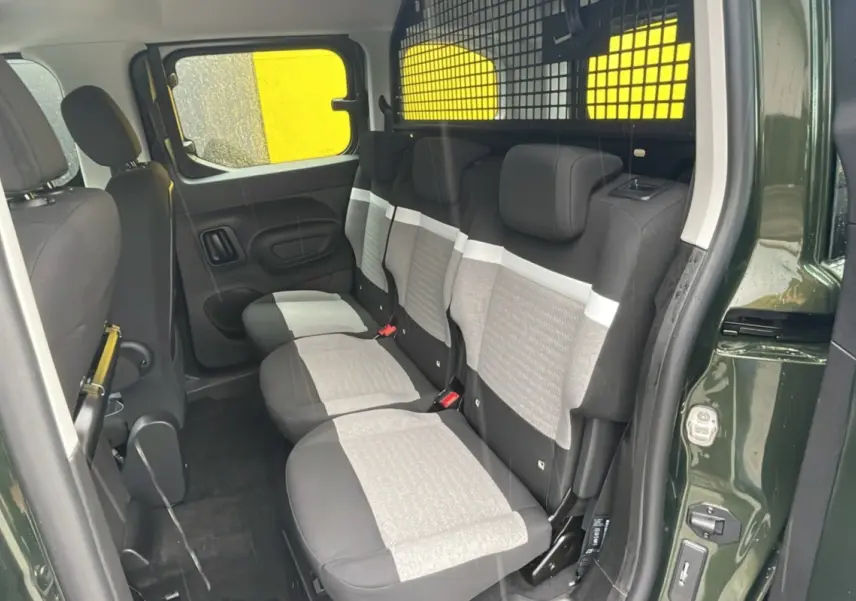 Vue intérieure côté droit du Citroën Berlingo 2025 Sirkka green, montrant les sièges arrière et la cloison de séparation.