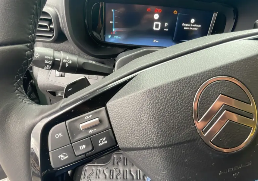 Gros plan sur le volant et le tableau de bord numérique du Citroën Berlingo 2025, version BlueHDi 130 EAT8 Max.