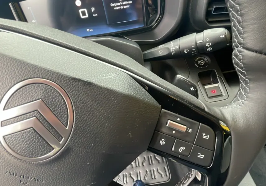 Gros plan sur le volant et le tableau de bord numérique du Citroën Berlingo BlueHDi 130 EAT8 Max, intérieur noir.