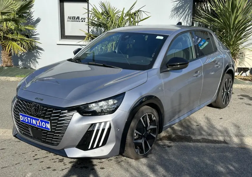 PEUGEOT 208 Hybrid 145 gris Artense vue 3/4 avant droit avec jantes alliage bi-tons et phares LED griffes