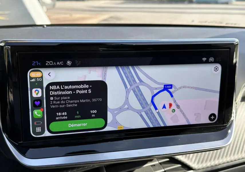 Écran tactile 10 pouces du GPS Peugeot 208 Hybrid 145 GT affichant itinéraire et interface connectée.