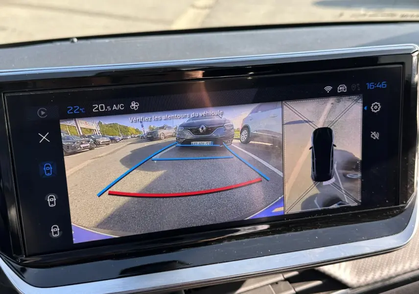 Écran tactile 10'' montrant la caméra de recul et vue 360° du véhicule gris Artense Peugeot 208 Hybrid 145 GT.