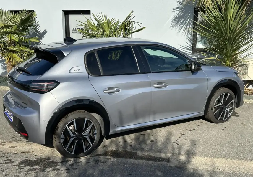 Peugeot 208 Hybrid 145 GT gris Artense vue de profil côté droit, avec jantes alliage bi-ton et badge GT arrière.