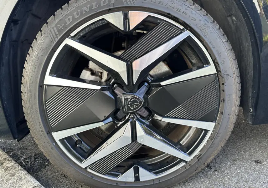 Gros plan sur la jante alliage 17'' bi-tons diamantée de la Peugeot 208 Hybrid 145 e-DSC6 GT gris Artense.