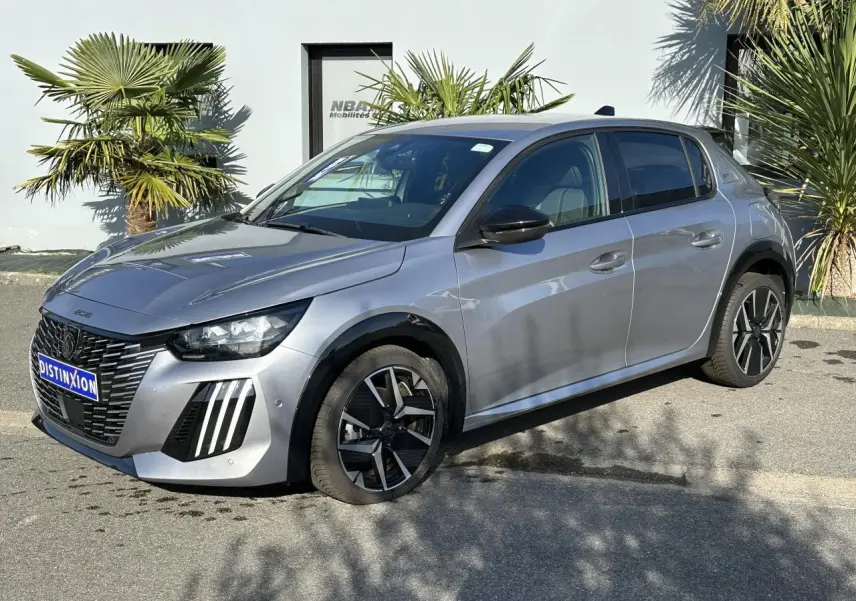 Peugeot 208 Hybrid 145 gris Artense vue 3/4 avant droit avec jantes alliage bi-tons et feux LED griffés