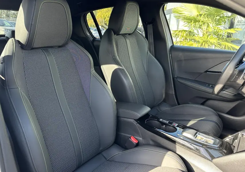 Vue intérieure côté droit des sièges avant en tissu noir avec surpiqûres vertes du Peugeot 208 Hybrid 145 e-DSC6 GT 2024