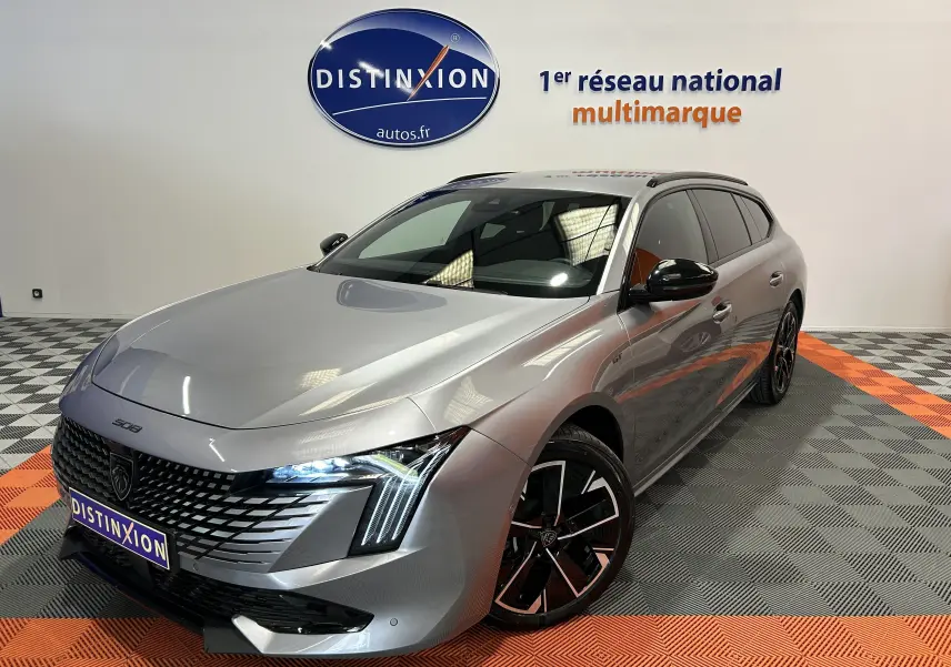 Peugeot 508 SW BlueHDi gris artense en 3/4 avant droit, feux LED allumés et jantes alliage noires.
