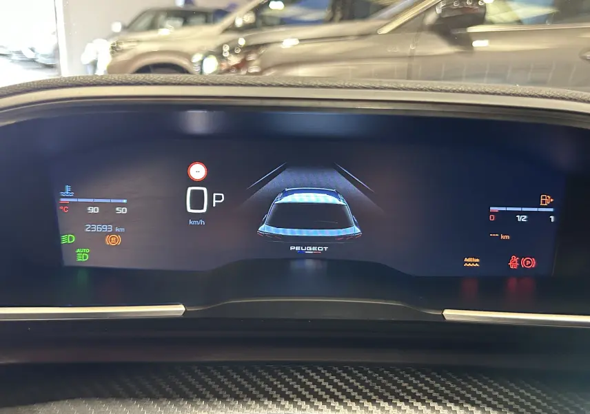 Tableau de bord numérique du Peugeot 508 SW gris artense, affichant la caméra 360° et les informations de conduite.