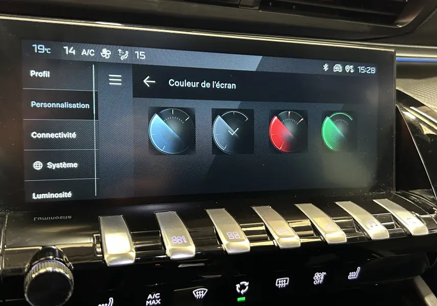 Écran tactile central de la Peugeot 508 SW 2024 affichant les options de couleur d'écran avec commandes piano en aluminium.