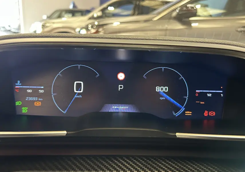Tableau de bord numérique du Peugeot 508 SW BlueHDi 130 GT, affichant vitesse, régime et jauges, intérieur noir moderne.