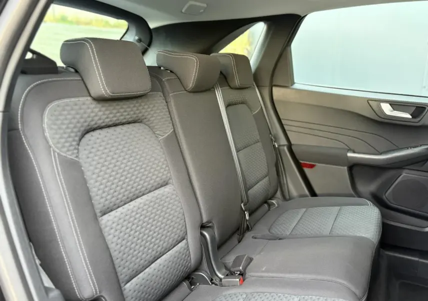 Vue intérieure côté droit des sièges arrière gris texturés du Ford Kuga 2024, version 1.5 Ecoboost Cool & Connect.