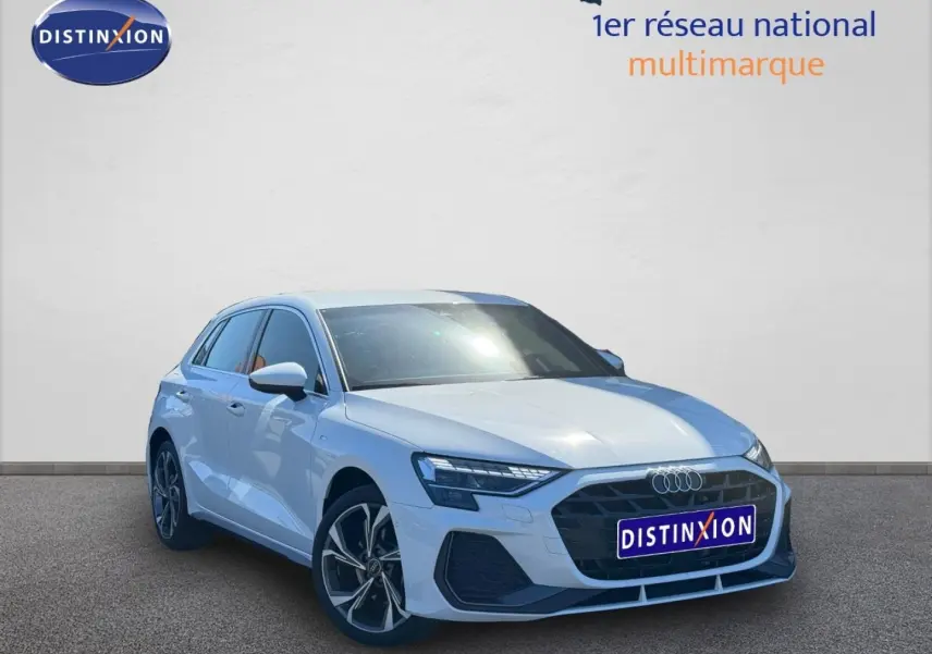 Audi A3 Sportback blanc Glacier métallisé vue 3/4 avant droit avec jantes alliage et calandre noire distinctive.