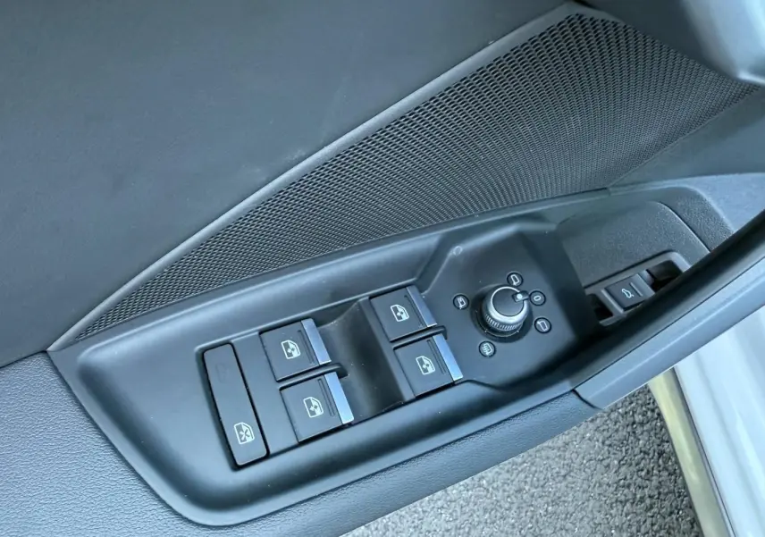 Commande des vitres et rétroviseurs côté gauche sur porte intérieure d’Audi A3 Sportback blanc Glacier 2025.