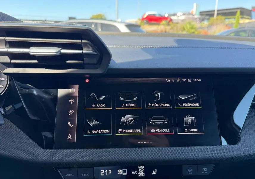 Écran tactile central de l'Audi A3 Sportback blanc Glacier 2025, affichant le menu multimédia et navigation.