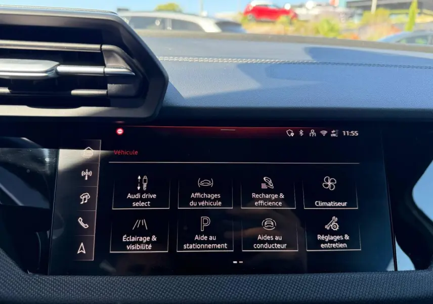 Vue rapprochée de l’écran tactile central de l’Audi A3 Sportback 2025 affichant le menu des réglages du véhicule.