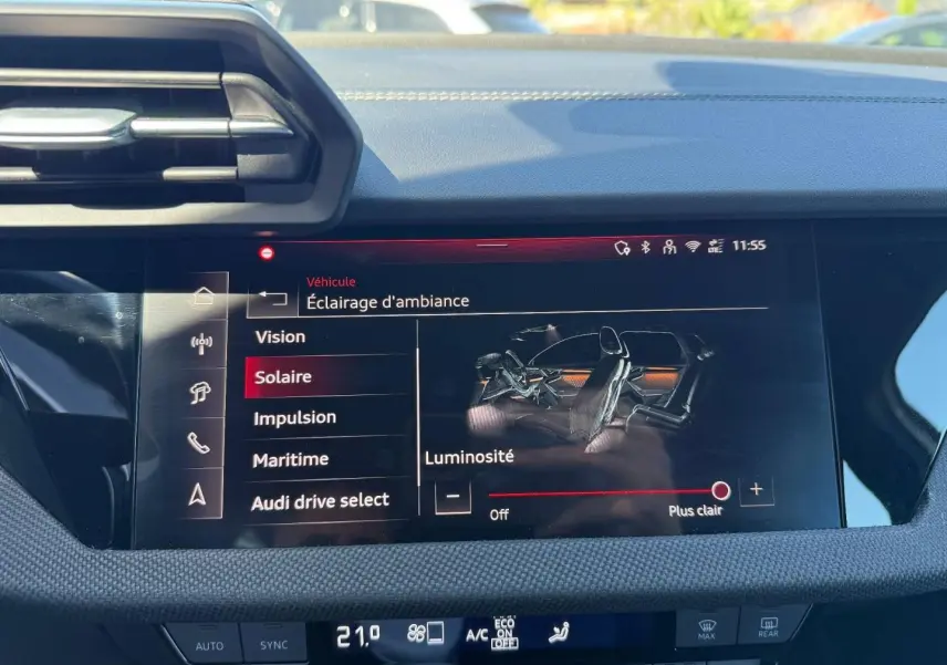 Écran tactile central de l'Audi A3 Sportback 2025 affichant les réglages d'éclairage d'ambiance intérieur.