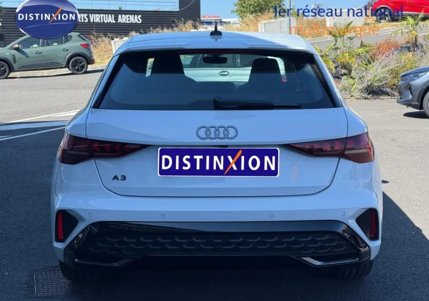 Vue arrière d'une Audi A3 Sportback 2025 blanc glacier métallisé avec feux arrière LED et diffuseur noir.
