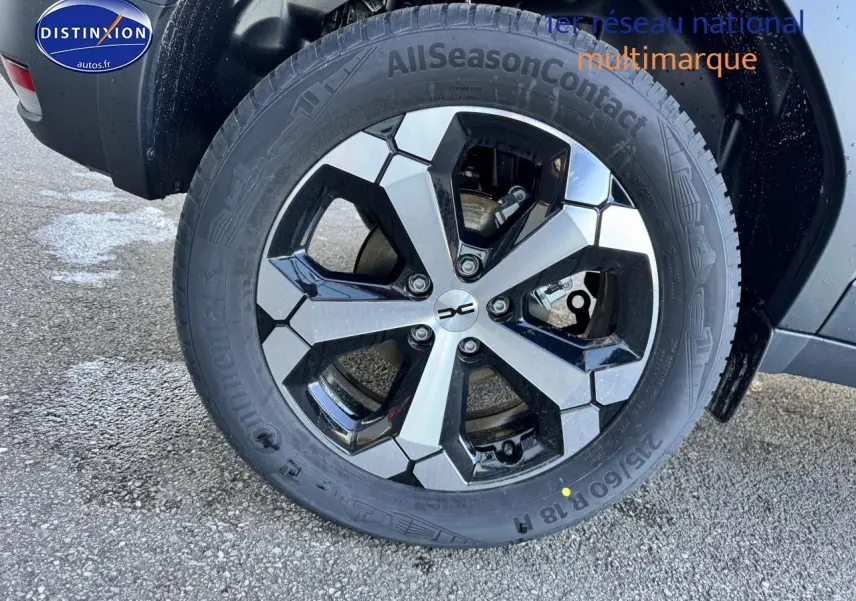 Gros plan sur la roue arrière droite du Dacia Duster 2025 vert cèdre avec jante alliage noire et argent.