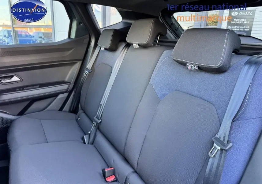 Vue intérieure sur la banquette arrière en tissu gris et bleu du Dacia Duster 2025, côté droit visible.