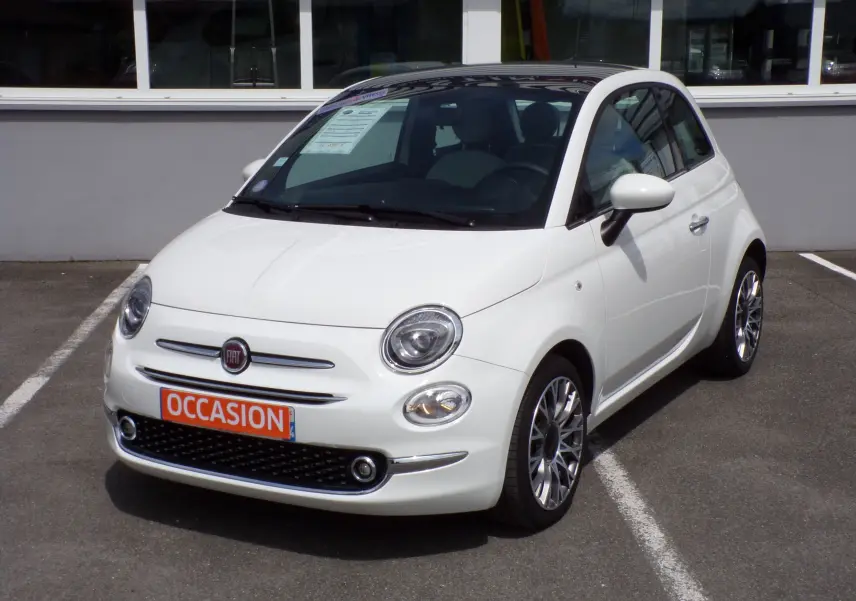 Vue 3/4 avant droite d'une Fiat 500 blanche avec jantes alliage bicolores et plaque "OCCASION" orange.